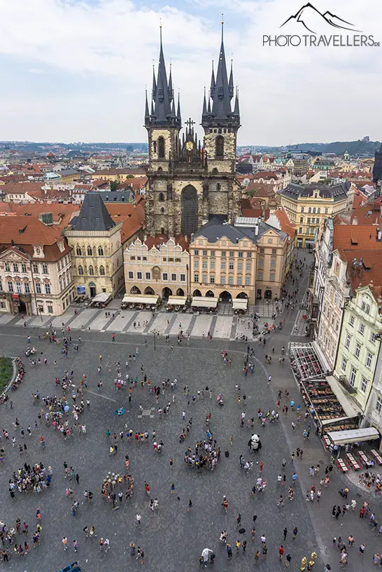 Der Blick vom Prager Rathaus auf den Altstädter Ring mit der Teynkirche