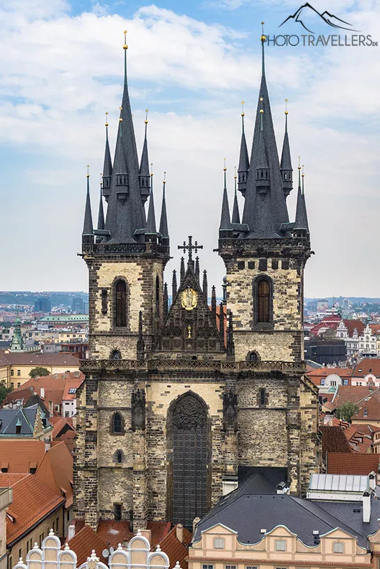 Der Blick auf die zwei Türme der Teynkirche in Prag