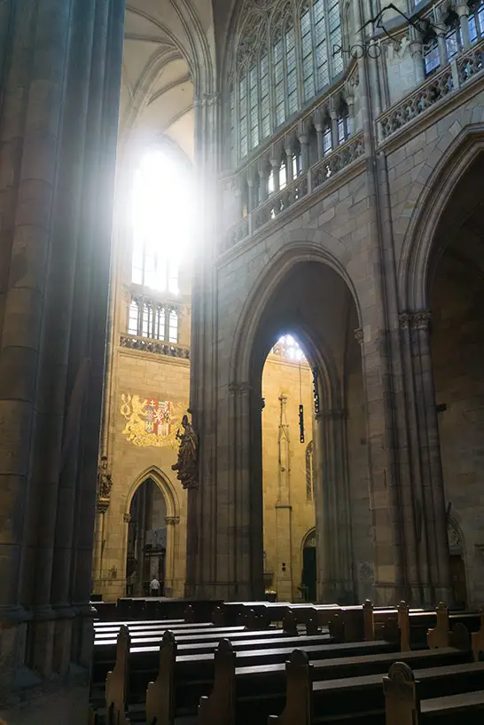 Licht strahlt ins Innere des Veitsdoms in Prag