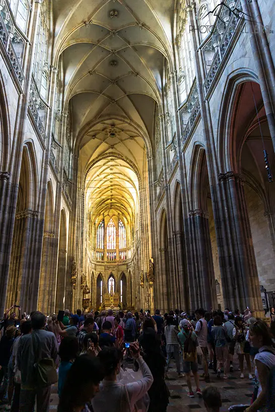 Hunderte Touristen im Veitsdom in Prag