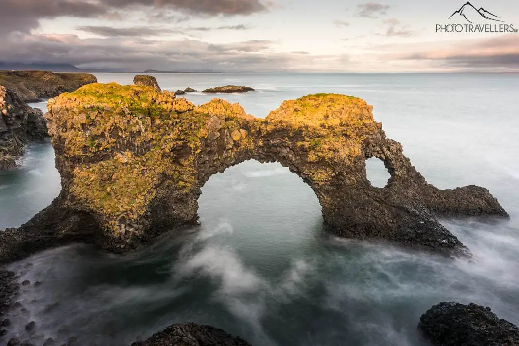 Der Steinbogen Gatklettur an der Küste von Arnarstapi in Island