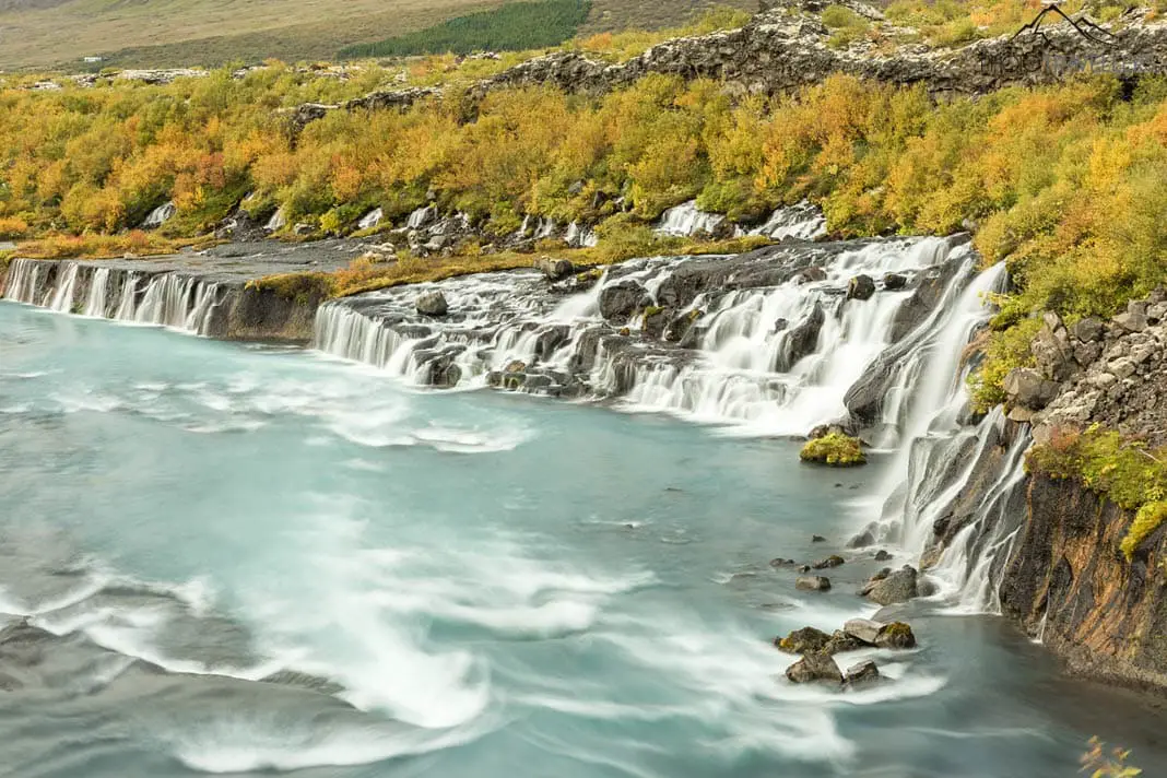 Die Hraunfossar Wasserfälle sind sehr beliebt