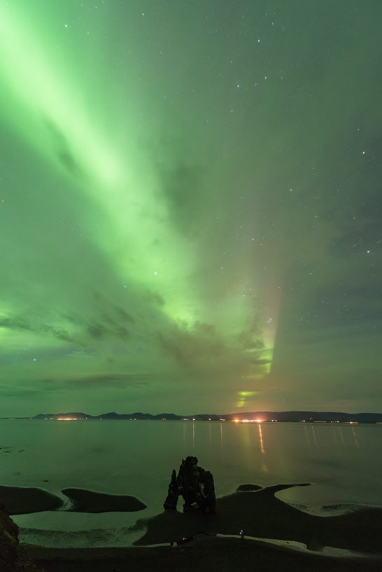 Polarlichter über dem Hvítserkur auf Island