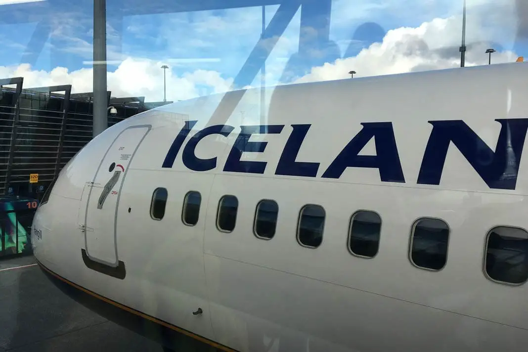 Ein Flugzeug von Icelandair auf dem Flughafen von Island