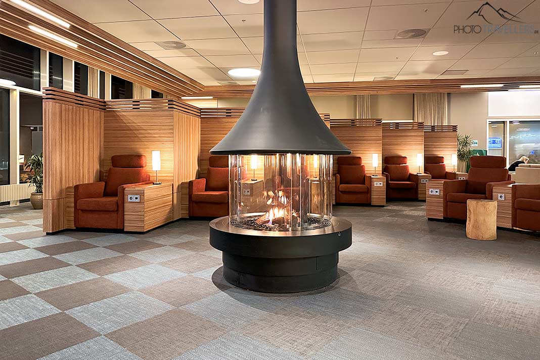 Sitze rund um einen Kamin in der Icelandair Saga Lounge