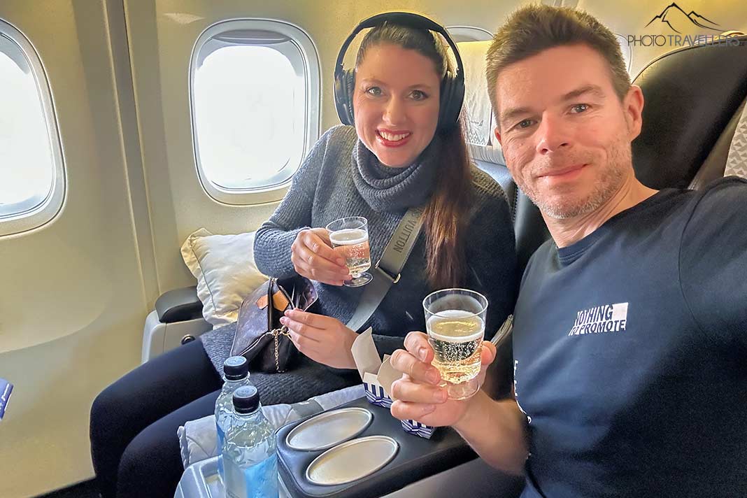 Die Reiseblogger biggi Bauer und Florian Westermann mit einem Sekt in der Icelandair Saga Class