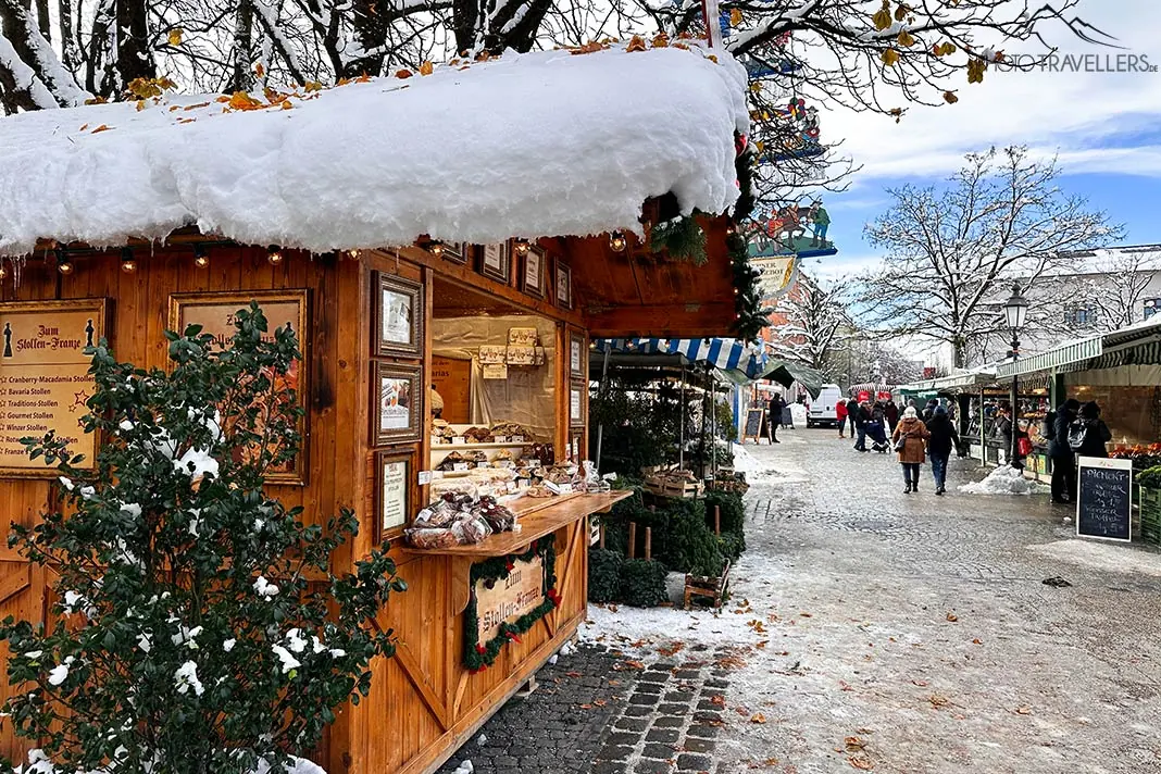 Eine verschneite Hütte auf dem Weihnachtsmarkt am Viktualienmarkt