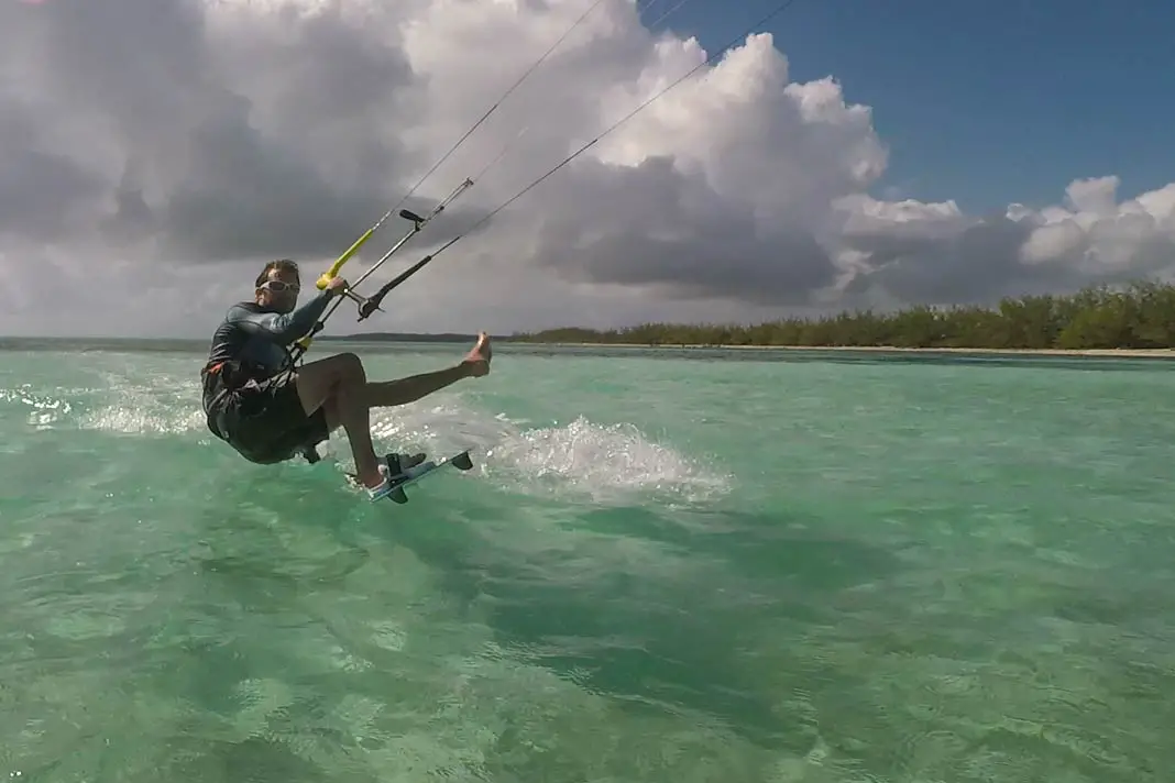 Kite-Surfer-Stunt einbeinig