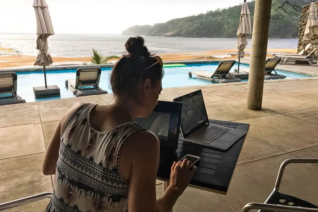 Biggi am Laptop am Hotelpool in der Karibik