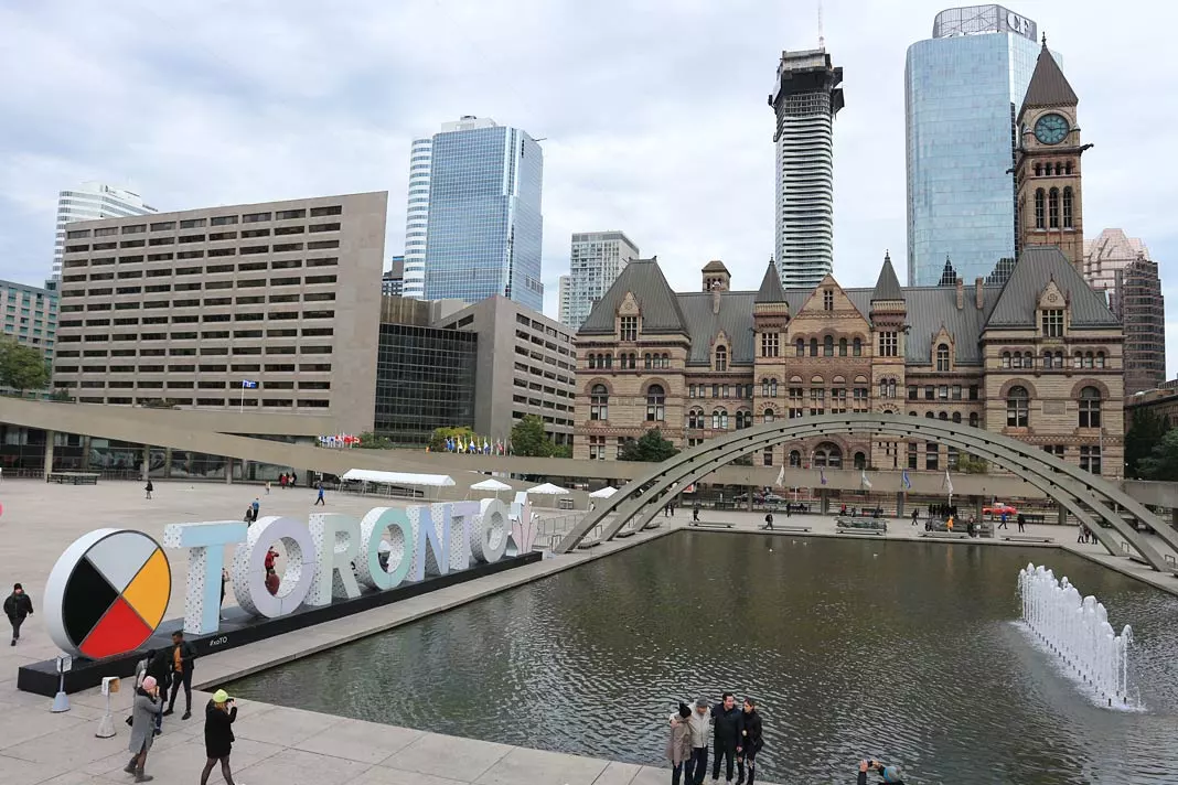 Toronto-Schriftzug mit Altem Rathaus