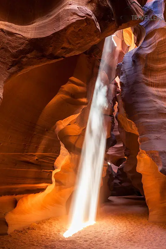 Ein Lichtstrahl fällt durch die engen Wände im Upper Antelope Canyon