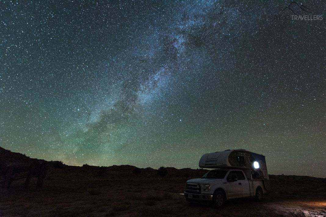 Camper unter Sternenhimmel