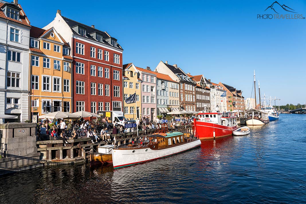 Bunte Schiffe am Neuen Hafen in Kopenhagen