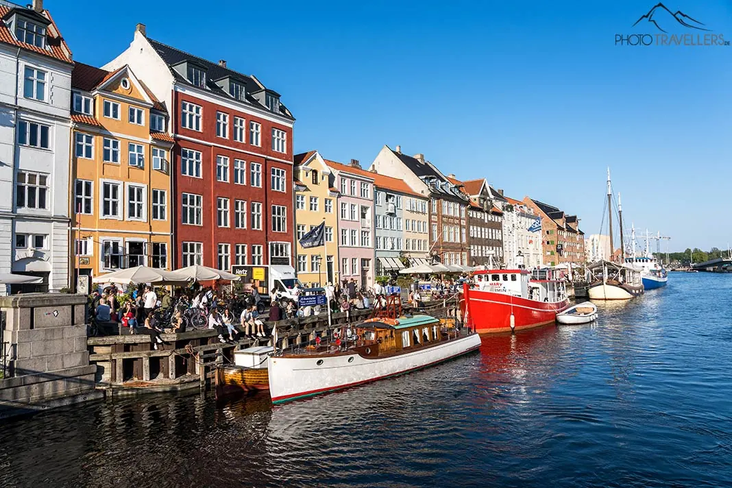 Bunte Schiffe am Neuen Hafen in Kopenhagen