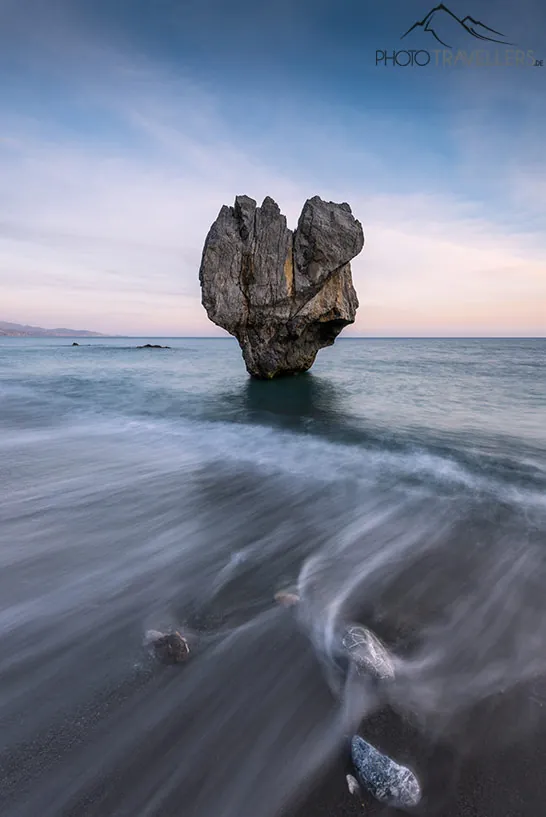 Der Fels im Meer am Preveli Beach auf Kreta