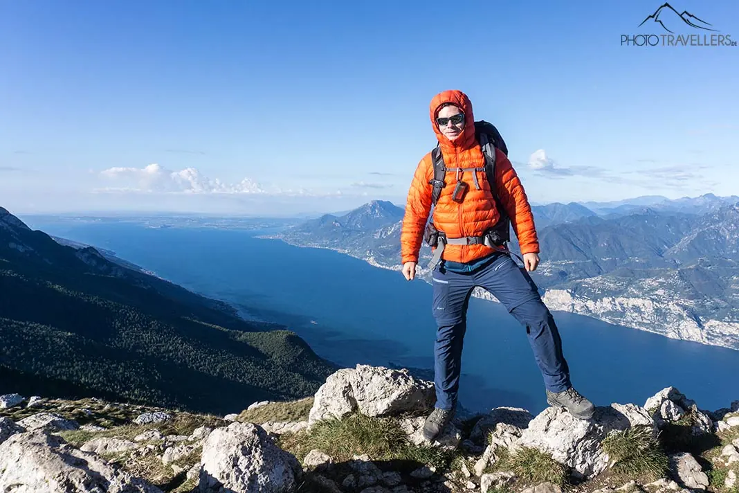 Reiseblogger Florian Westermann auf dem Monte Baldo mit Blick auf den Gardasee