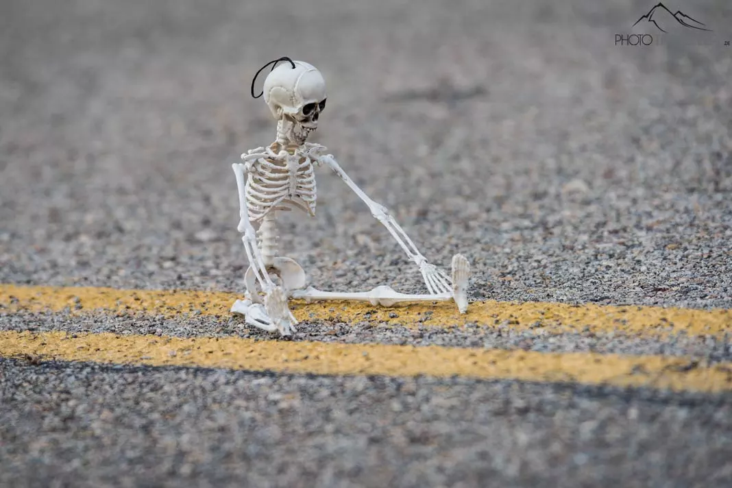 Skelett auf Strasse
