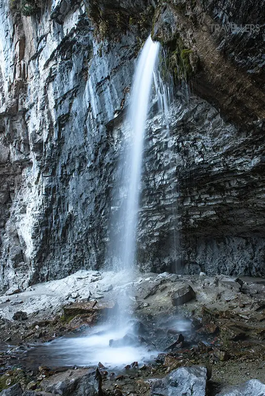 HInter dem Wasserfall