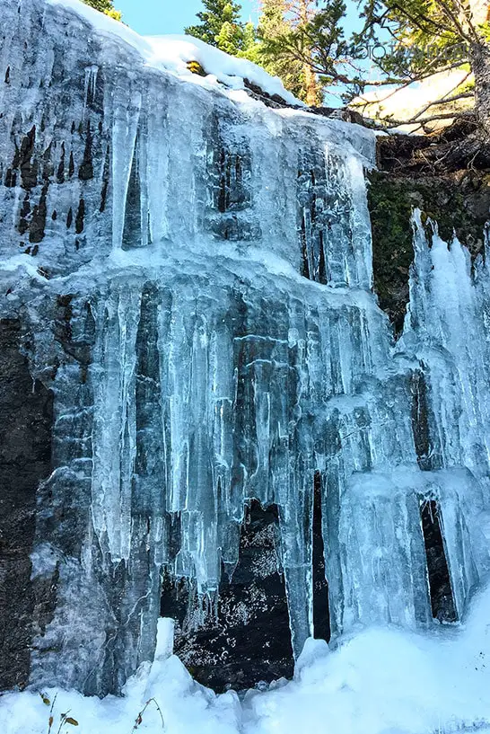 Eisiger Wasserfall auf der Wanderung