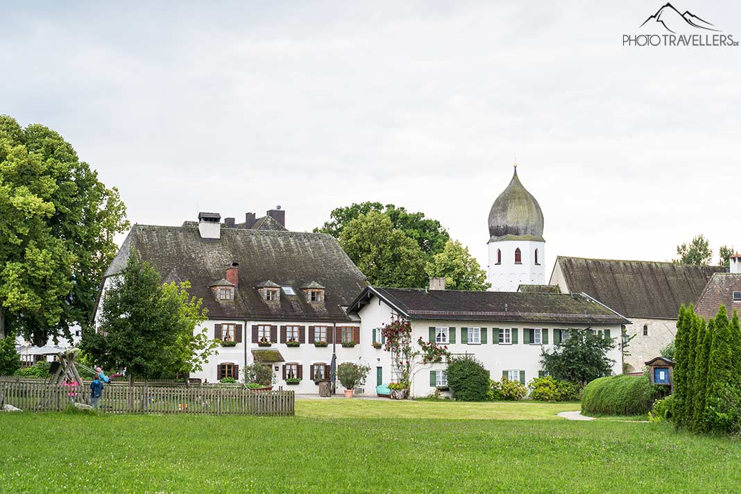 Der Blick auf das Kloster Frauenwörth mit dem markanten Turm auf der Fraueninsel