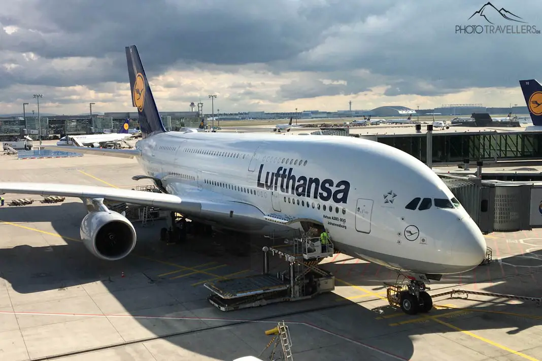 Ein Airbus A380 der Lufthansa auf dem Rollfeld