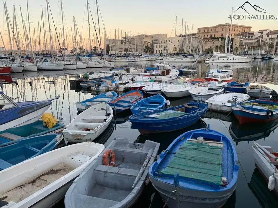Palermos alter Fischerhafen im Licht der untergehenden Sonne