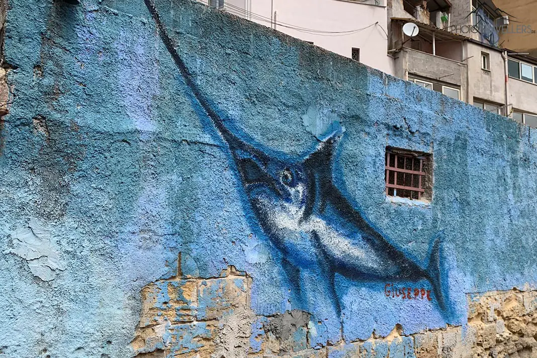 Ein Schwertfisch Grafitti an einer Hauswand in Danisinni 