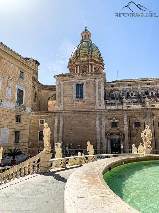 Der bekannte Springbrunnen Fontana Pretoria in Palermo