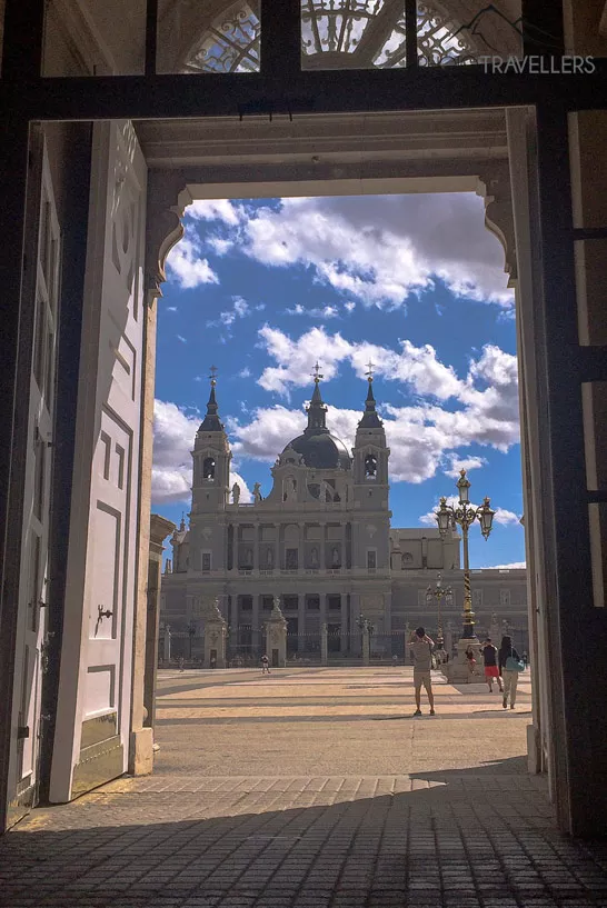 Blick durch eine Tür auf die Almudena-Kathedrale