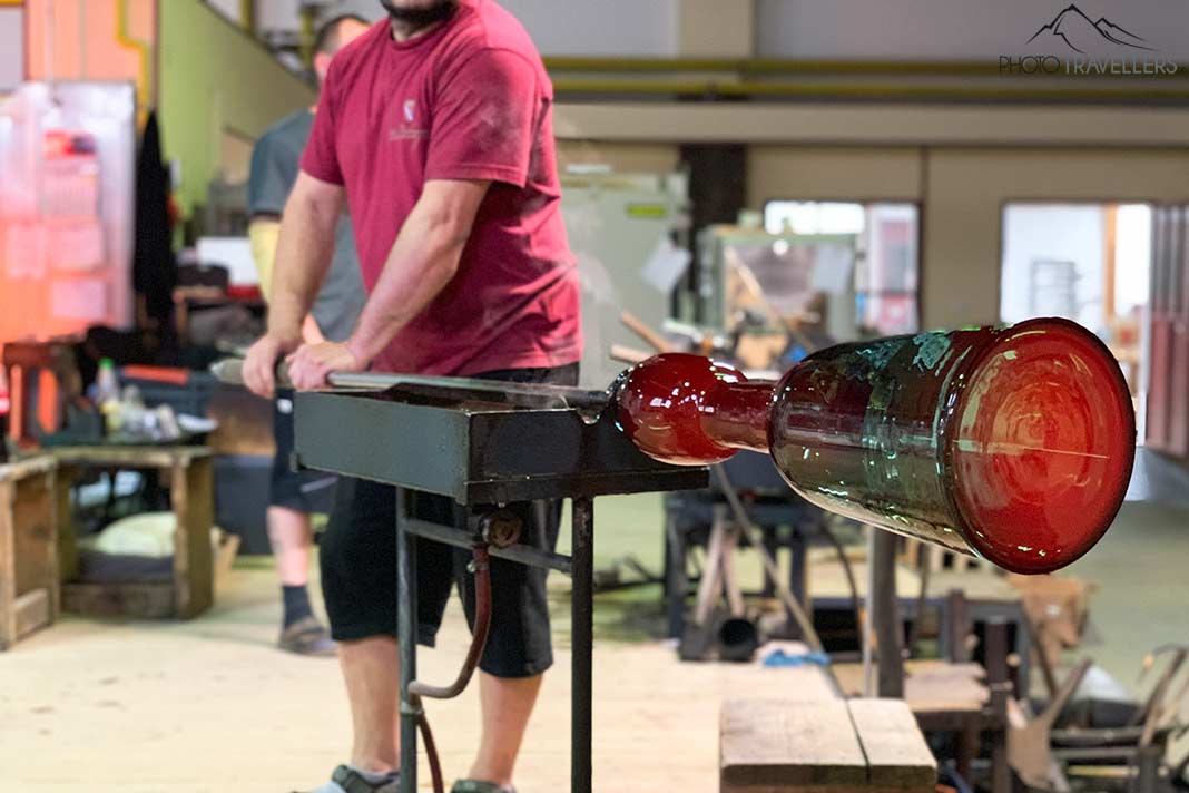Ein Arbeiter mit glühendem Glas in einer Glashütte im Bayerischen Wald