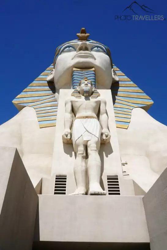 Eine Statue vor dem Luxor in Las Vegas