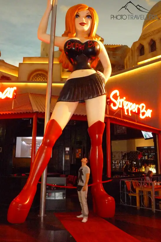 Überlebensgroße Stripperinnen-Figur in Las Vegas