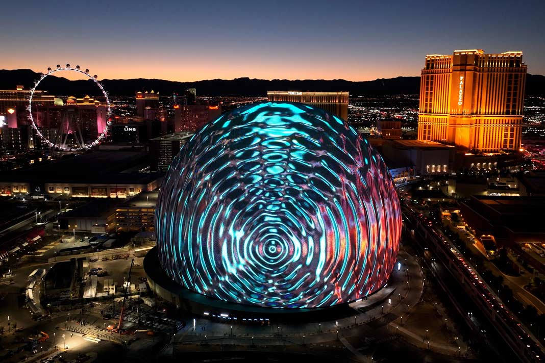 Die beleuchtete Kuppel Sphere in Las Vegas bei Nacht