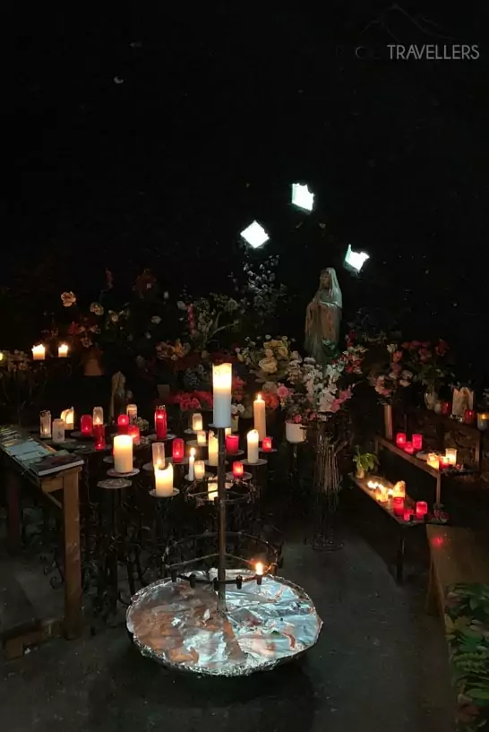Kerzenlicht in der Lourdes Kapelle