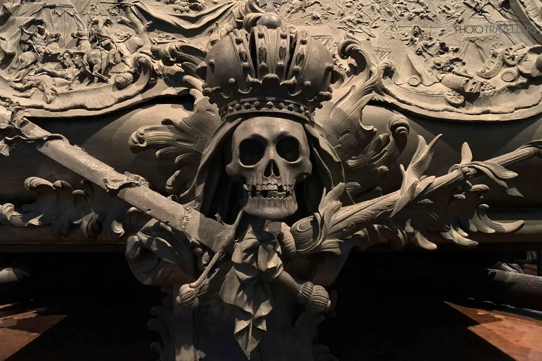 Ein Totenschädel auf einem Sarg in der Maria-Theresien-Gruft in Wien