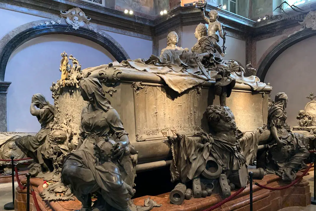 Ein Sarg mit Figuren in der Maria-Theresien-Gruft in Wien