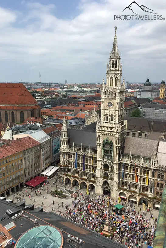 Der Blick auf Marienplatz und das Münchner Rathaus