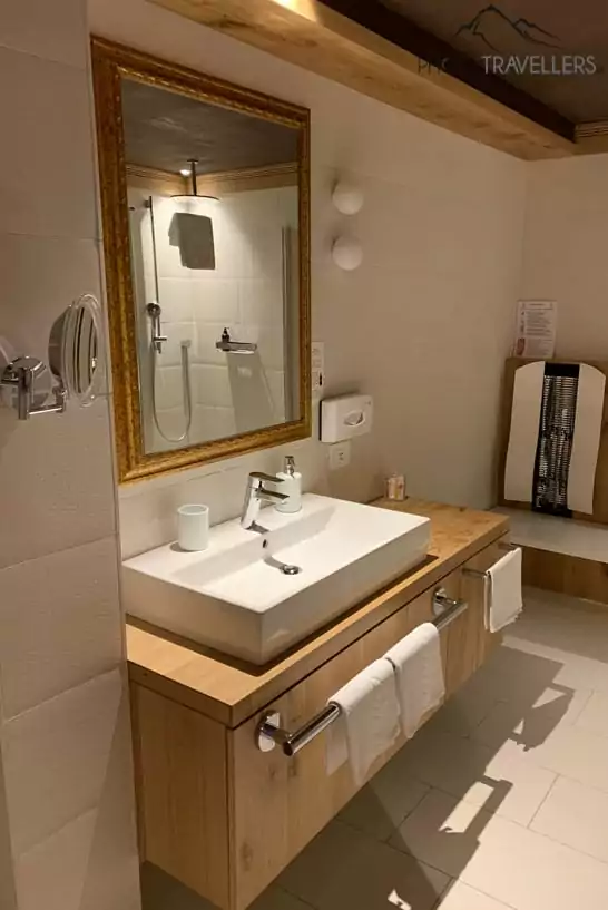 Badezimmer mit Spiegel