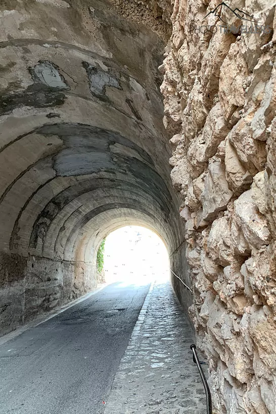 Tunnel in der Stadtmauer