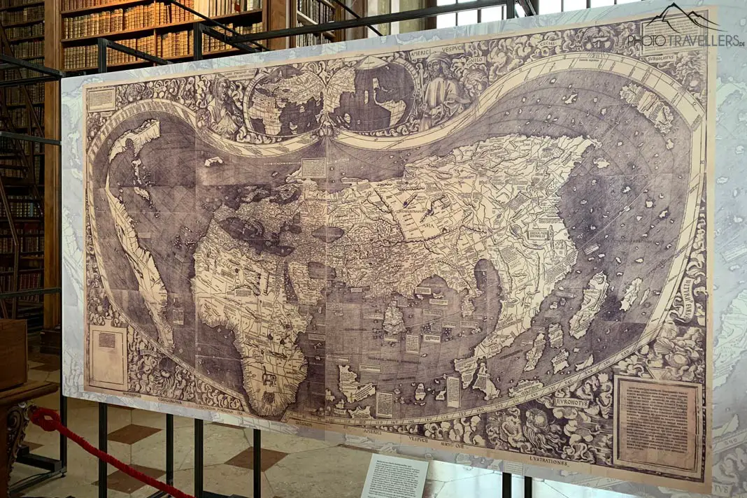Weltkarte in der Bibliothek