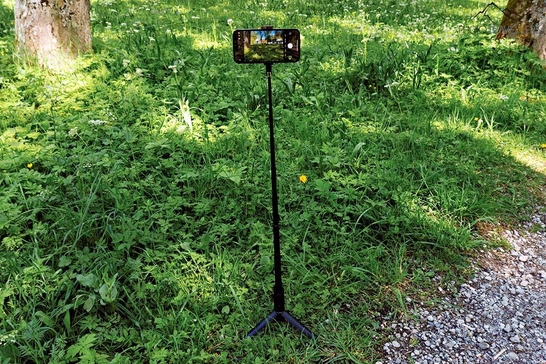 Ein Smartphone auf dem Atumtek Selfiestick-Stativ, voll ausgefahren