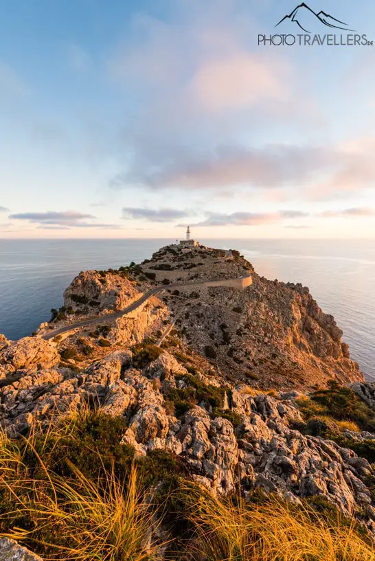 Der Leuchttuem am Cap Formentor auf Mallorca im Licht der aufgehenden Sonne