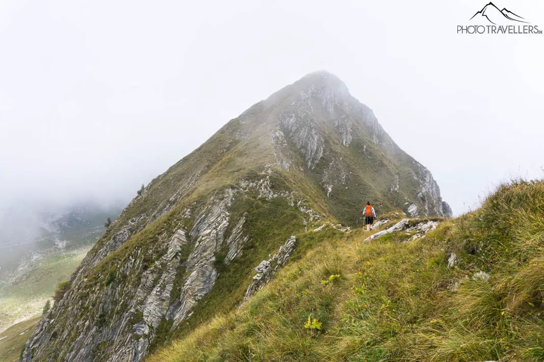 Biggi on a hiking trail on Monte Cadria in the Garda mountains