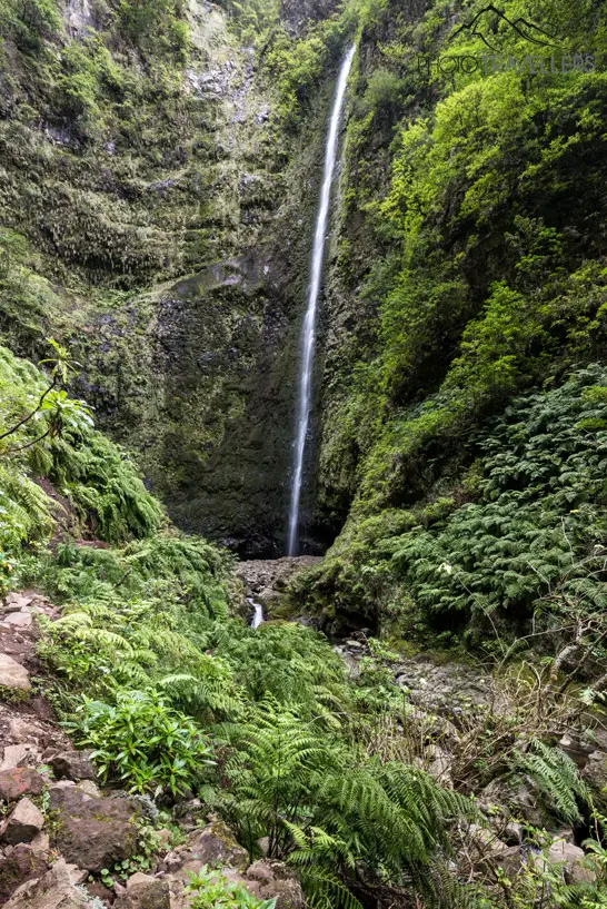 Blick in den Grünen Kessel mit Wasserfall auf Madeira