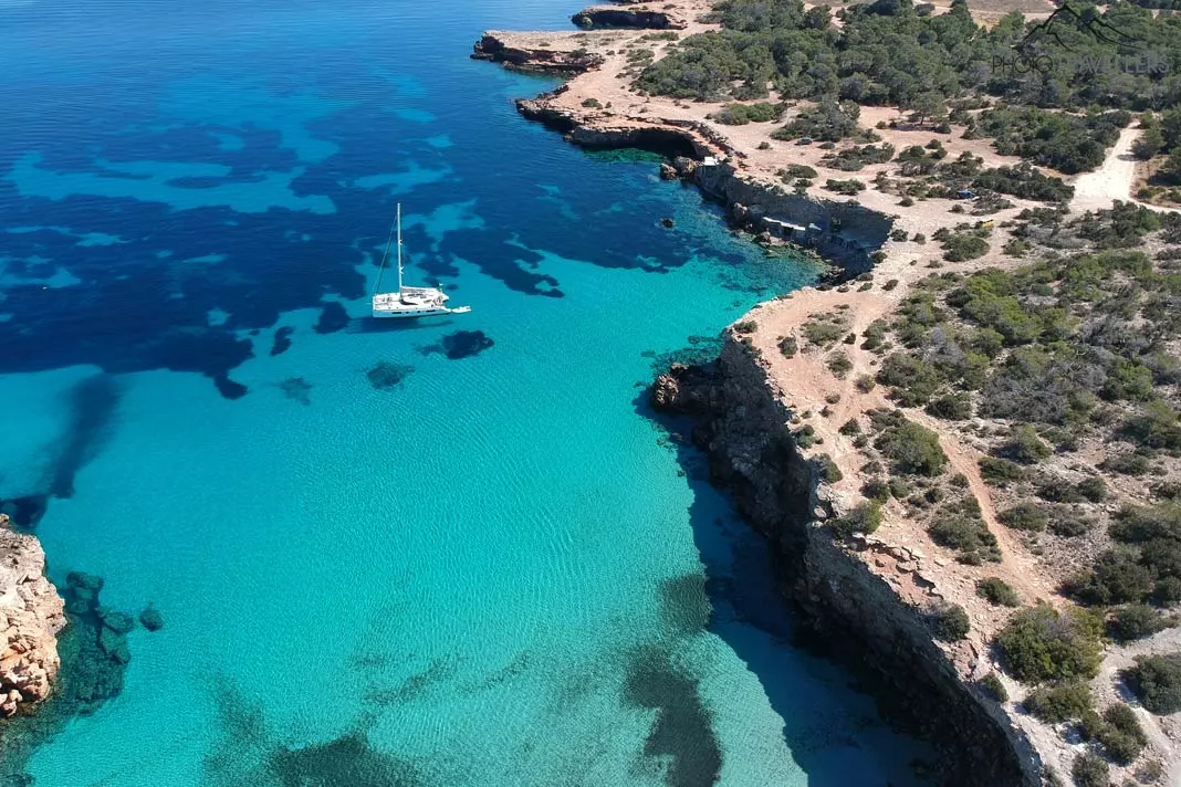 Segelboot im Meer vor Ibiza