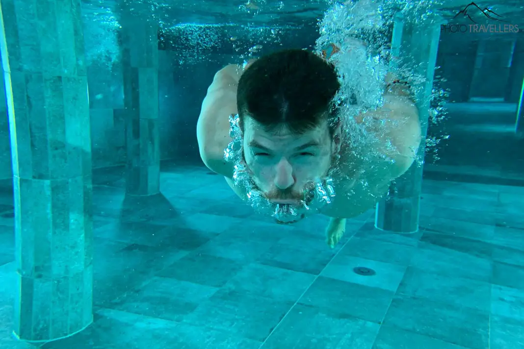Schwimmer unter Wasser, aufgenommen mit dem iPhone XS