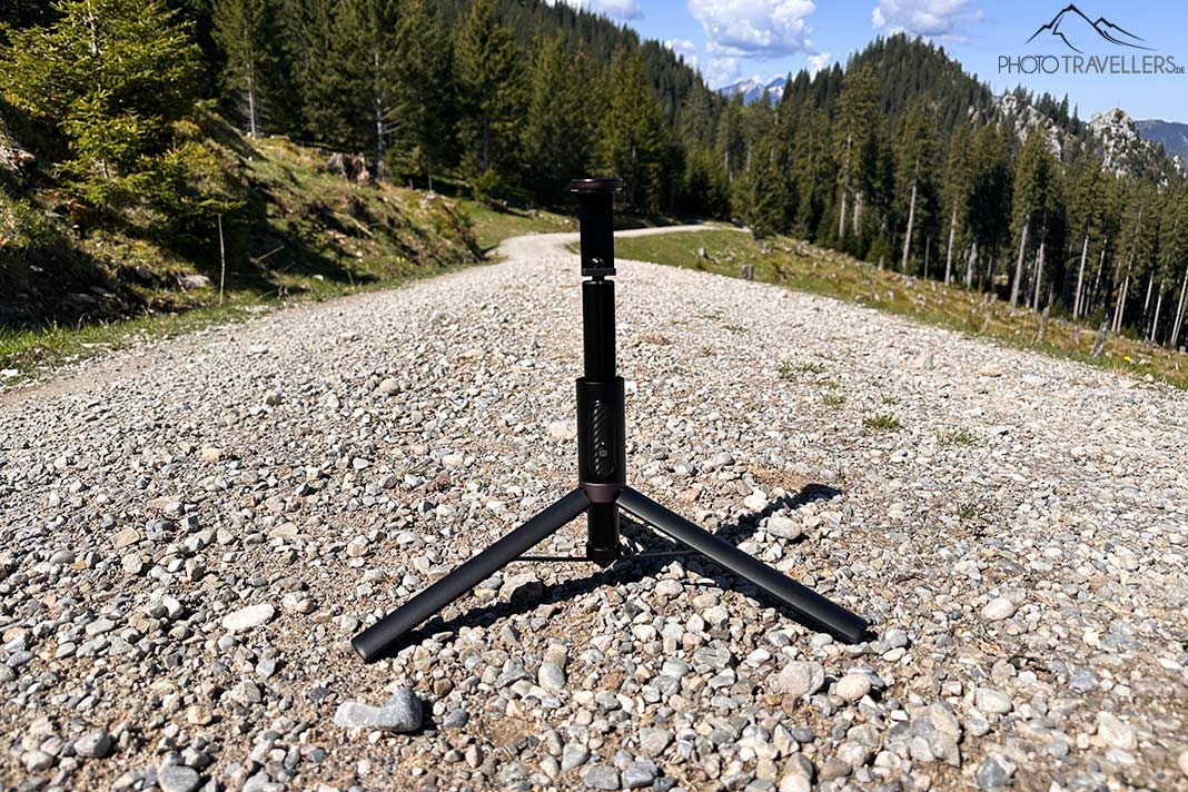 Das Toneof Selfiestick-Stativ aufgestellt auf einem Weg in den Bergen