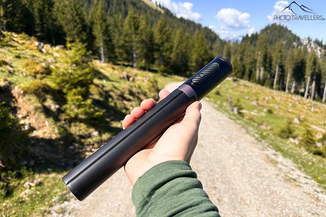 Das Toneof Selfiestick-Stativ in der Hand gehalten