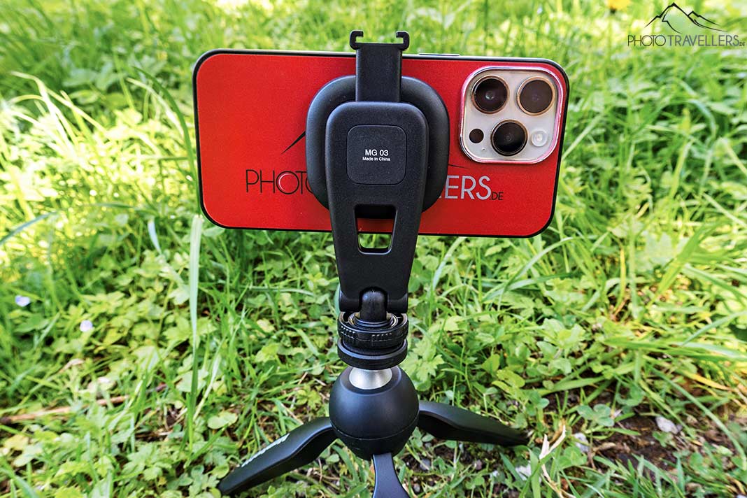 Die Vrig MG-03 Magnet-Handyhalterung mit einem Smartphone auf einem Handy-Stativ
