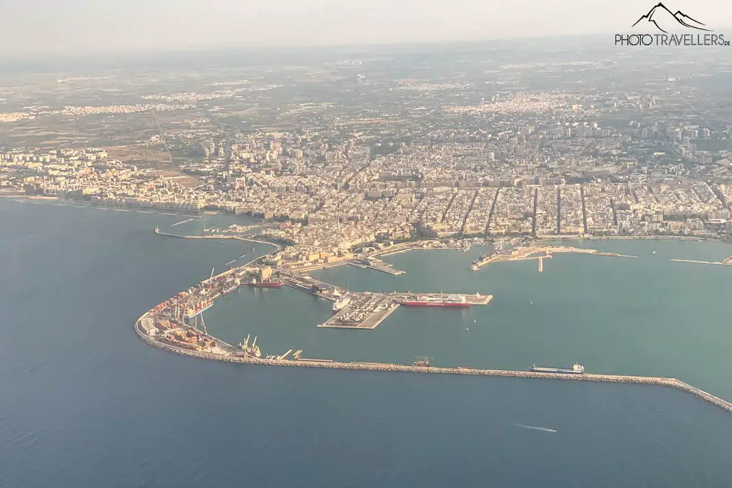 Blick auf Bari aus dem Flugzeug